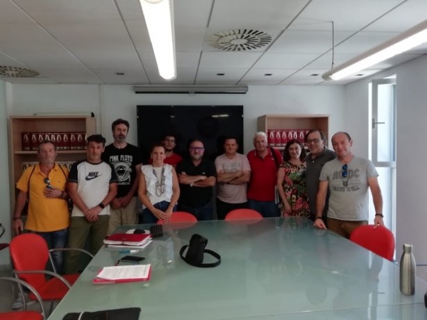 Foto de familia tras la firma del convenio (UGT) Foto de familia tras la firma del convenio (UGT)