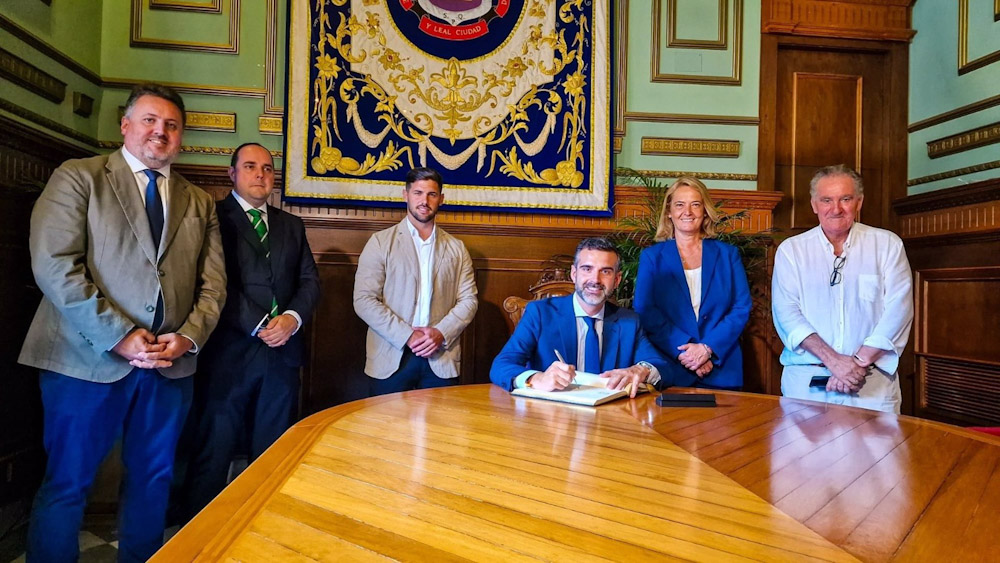 El consejero de Sostenibilidad, Medio Ambiente y Economía Azul, Ramón Fernández-Pacheco, ha visitado el Ayuntamiento de Motril (JUNTA DE ANDALUCÍA)