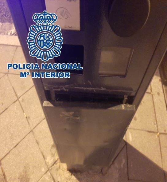 Parquímetro fracturado (POLICÍA NACIONAL) Parquímetro fracturado (POLICÍA NACIONAL)