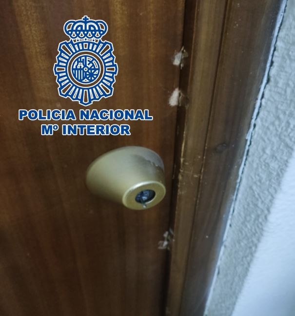 Daños en la puerta de acceso (POLICÍA NACIONAL) Daños en la puerta de acceso (POLICÍA NACIONAL)