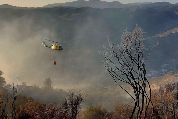 Casi un centenar de efectivos continuarán las labores de extinción en Pinos Genil durante la noche (INFOCA) Casi un centenar de efectivos continuarán las labores de extinción en Pinos Genil durante la noche (INFOCA)