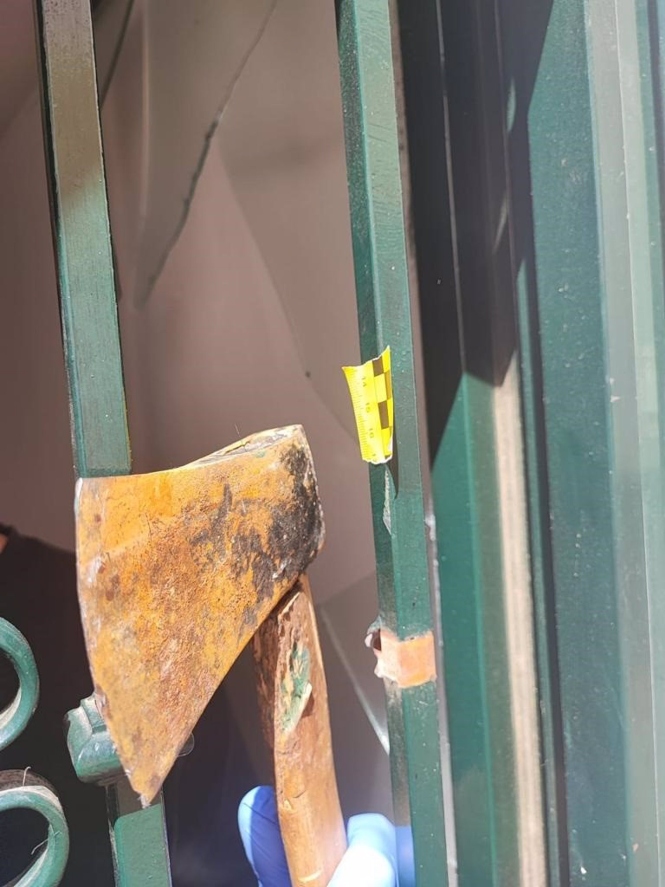 Hacha incautada tras la detención de un hombre por intento de homicidio en la Alpujarra (GUARDIA CIVIL) 