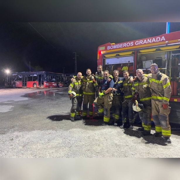 Bomberos de Granada tras el incendio de las cocheras de Rober en el Cerrillo de Maracena, en la madrugada de este lunes (PERFIL DE BOMBEROS EN LA RED SOCIAL X) Bomberos de Granada tras el incendio de las cocheras de Rober en el Cerrillo de Maracena, en la madrugada de este lunes (PERFIL DE BOMBEROS EN LA RED SOCIAL X)