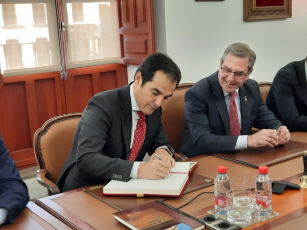 José Antonio Nieto, en el centro en la imagen, en presencia del decano de los abogados de Granada, Leandro Cabrera - JUNTA)( José Antonio Nieto, en el centro en la imagen, en presencia del decano de los abogados de Granada, Leandro Cabrera - JUNTA)(
