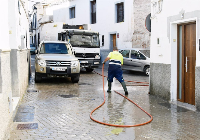 Trabajador municipal limpiando una calle de Baza (AYUNTAMIENTO) 