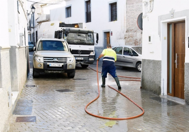 Trabajador municipal limpiando una calle de Baza (AYUNTAMIENTO) Trabajador municipal limpiando una calle de Baza (AYUNTAMIENTO)