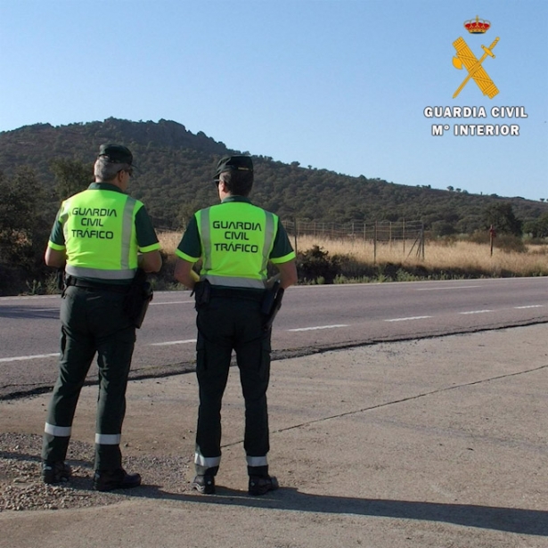 Dos agentes de la Guardia Civil en un control de tráfico, en una imagen de archivo (GUARDIA CIVIL) Dos agentes de la Guardia Civil en un control de tráfico, en una imagen de archivo (GUARDIA CIVIL)