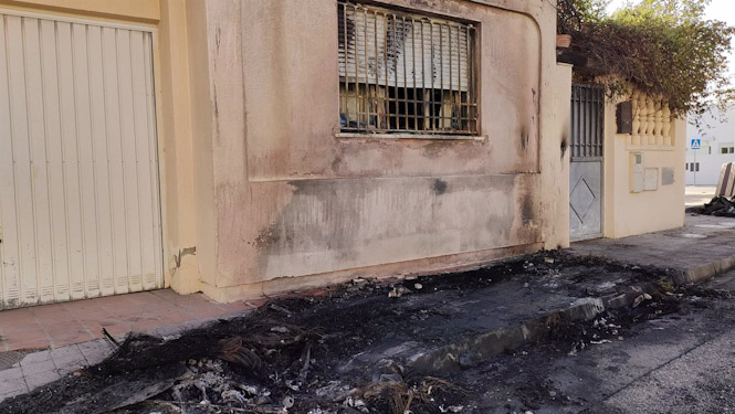 Incendio de un contenedor y un coche junto a una vivienda (AYUNTAMIENTO)
