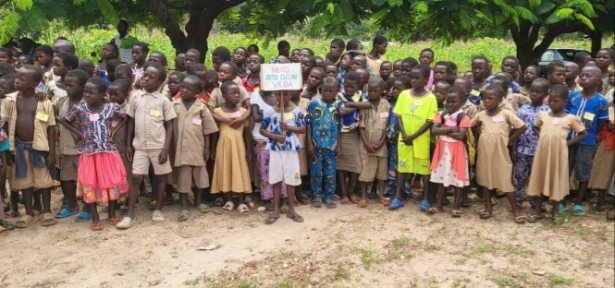 Escolares de localidad africana de Bodjondé (Togo) agradecen a Cúllar Vega su aportación solidaria (AYTO. CÚLLAR VEGA) 
