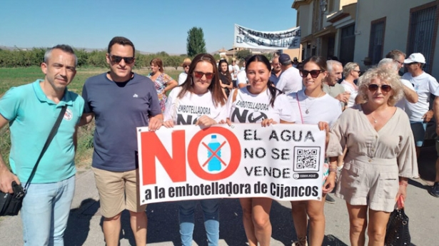 Alejandra Durán, cuarta por la izquierda en la imagen, junto con vecinos y dirigentes políticos de la comarca (POR ANDALUCÍA) Alejandra Durán, cuarta por la izquierda en la imagen, junto con vecinos y dirigentes políticos de la comarca (POR ANDALUCÍA)
