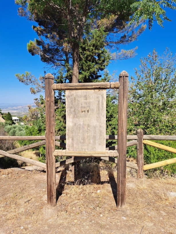 Lugar en el que estaba la placa en La Colonia - GRANADA ABIERTA Lugar en el que estaba la placa en La Colonia - GRANADA ABIERTA