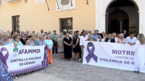 Concentración contra la violencia machista en la Plaza de España de Motril (AYUNTAMIENTO) Concentración contra la violencia machista en la Plaza de España de Motril (AYUNTAMIENTO)