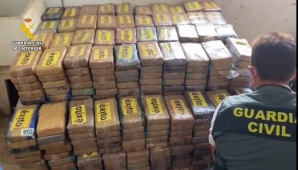 A prisión un varón tras incautarse un alijo de 805 kilos de cocaína en un polígono de Santa Fe (GUARDIA CIVIL) A prisión un varón tras incautarse un alijo de 805 kilos de cocaína en un polígono de Santa Fe (GUARDIA CIVIL)