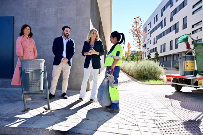 Visita municipal para comprobar el refuerzo de limpieza de papeleras (AYUNTAMIENTO)
