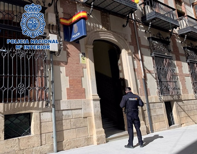 Agente ante la Comisaría de la Policía Nacional en Baza (POLICÍA NACIONAL)