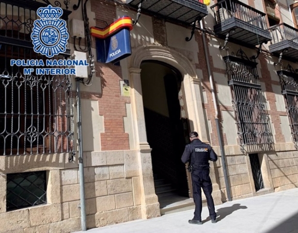 Agente ante la Comisaría de la Policía Nacional en Baza (POLICÍA NACIONAL) Agente ante la Comisaría de la Policía Nacional en Baza (POLICÍA NACIONAL)