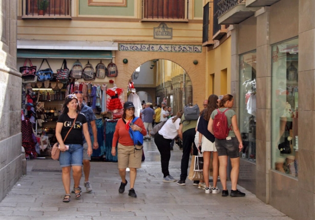 Turistas en la zona de la Alcaicería, en la capital granadina, en imagen de archivo (PATRONATO PROVINCIAL DE TURISMO) Turistas en la zona de la Alcaicería, en la capital granadina, en imagen de archivo (PATRONATO PROVINCIAL DE TURISMO)