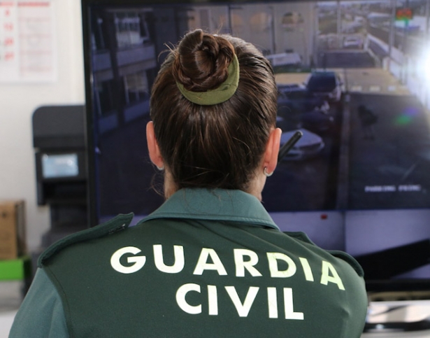 Agente de la Guardia Civil de espaldas (GUARDIA CIVIL) Agente de la Guardia Civil de espaldas (GUARDIA CIVIL)