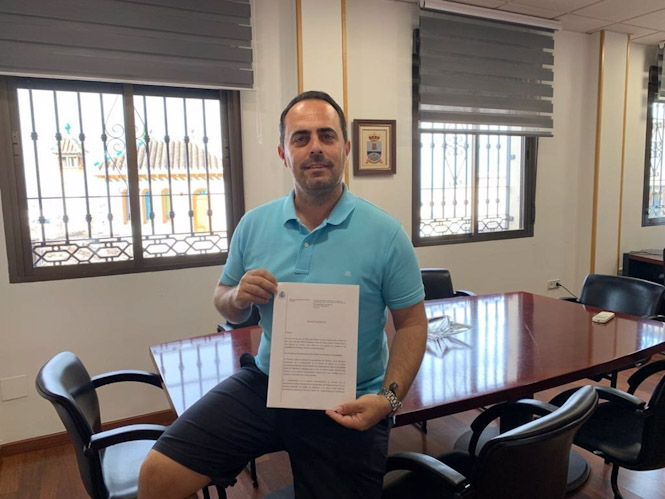 El alcalde de Pulianas, José Antonio Carranza, con el decreto de archivo de la Fiscalía (PSOE)