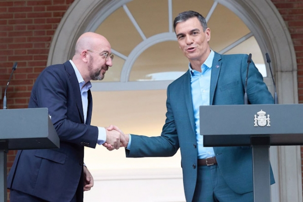 El presidente del Gobierno, Pedro Sánchez (d), y el presidente del Consejo Europeo, Charles Michel (JESÚS HELLÍN - EUROPA PRESS)