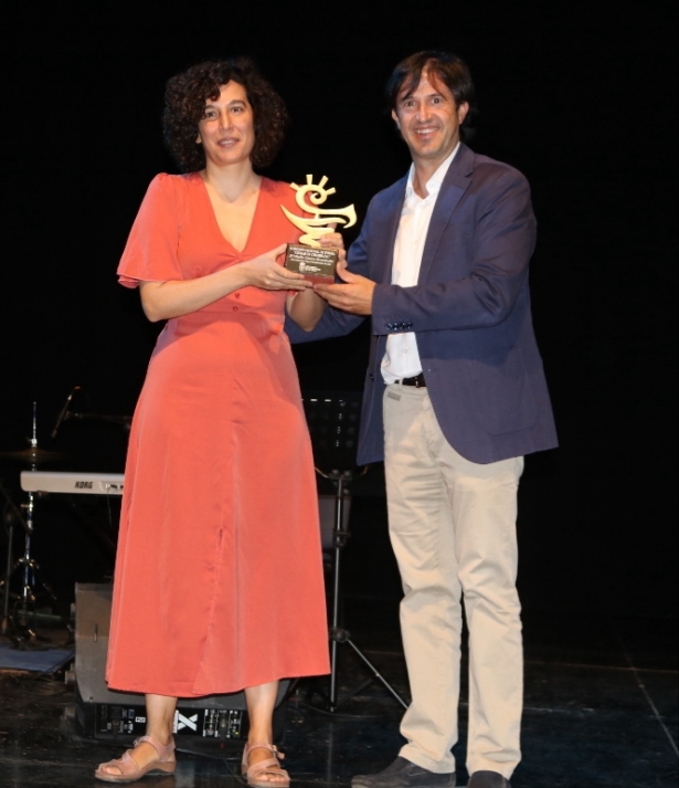 Antonio Narváez entrega el galardón a Olalla Castro (AYTO. CHURRIANA) 