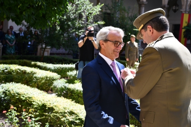  El general Enseñat impone la condecoración a Antonio León (MADOC)