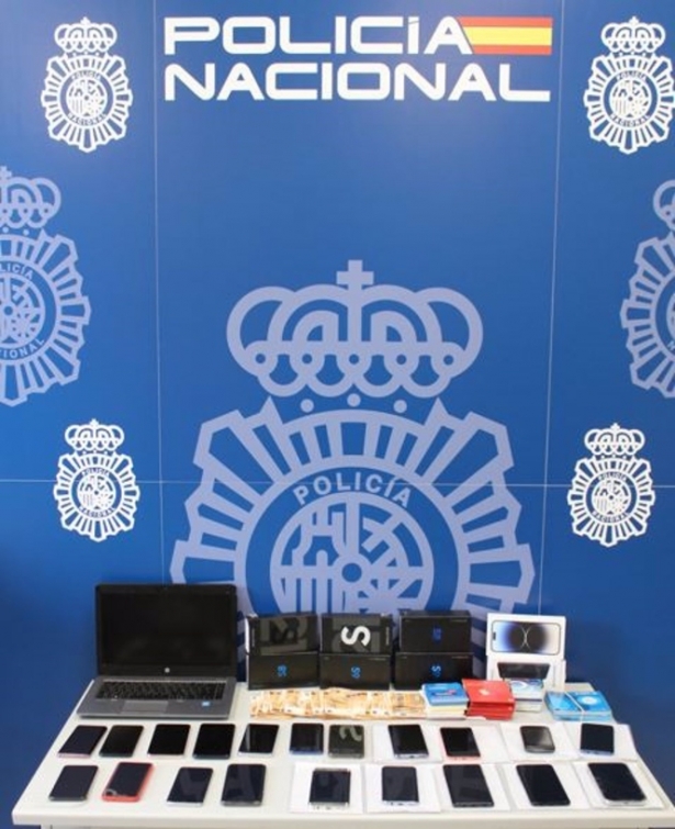 Efectos intervenidos en la operación contra un ciberdelincuente en Granada. (POLICÍA NACIONAL)