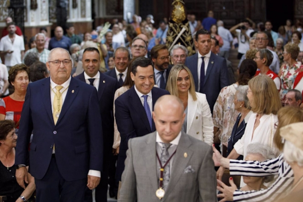 El presidente de la Junta de Andalucía, Juanma Moreno, participa en la ofrenda floral a la Virgen de las Angustias (ÁLEX CÁMARA/EUROPA PRESS)