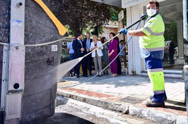 Limpieza de contenedores, en imagen de archivo (AYUNTAMIENTO DE GRANADA)
