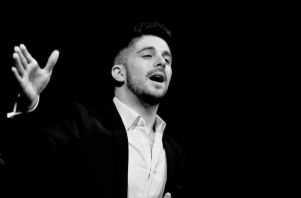 Iván Centenillo durante una actuación (LA OFICINA DE LOS DESEOS) Iván Centenillo durante una actuación (LA OFICINA DE LOS DESEOS)