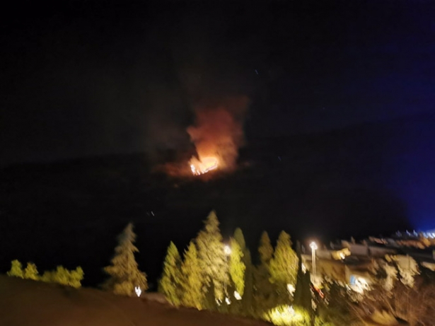 Fuego declarado de madrugada en la Alpujarra de Granada (PERFIL DEL INFOCA EN LA RED SOCIAL `X`) Fuego declarado de madrugada en la Alpujarra de Granada (PERFIL DEL INFOCA EN LA RED SOCIAL `X`)