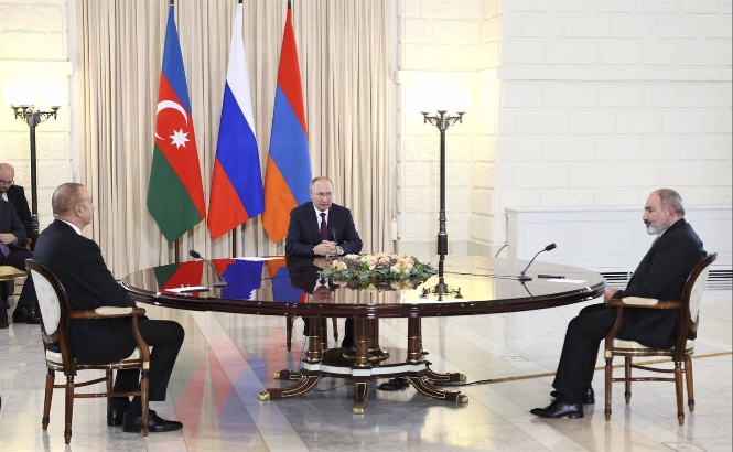 Ilham Aliyev y Nikol Pashinyan en una reunión con Vladimir Putin de anfitrión en una imagen de archivo (EUROPA PRESS /CONTACTO /MIKHAIL KLIMENTYEV /KREMLIN P) 