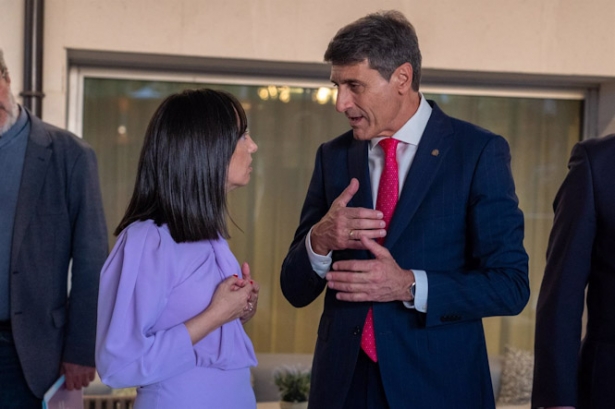 El delegado del Gobierno, Pedro Fernández, a la derecha en imagen de archivo (FRANCISCO J. OLMO - EUROPA PRESS)