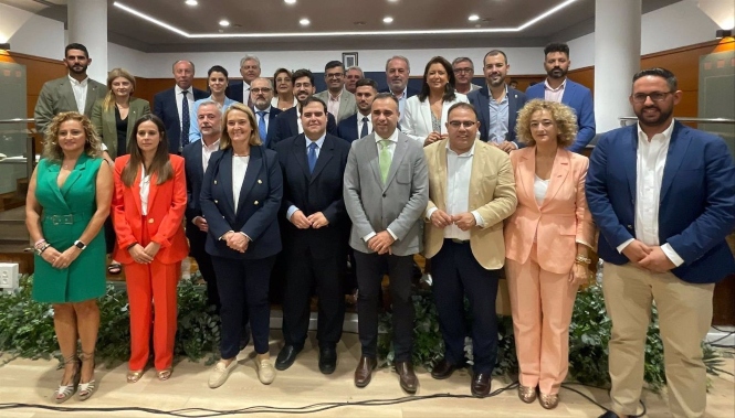 Dirigentes del PP arropan al nuevo presidente de la Mancomunidad de la Costa Tropical, Rafael Caballero, en el centro en la imagen (PERFIL DE FRANCIS RODRÍGUEZ EN LA RED SOCIAL `X`)