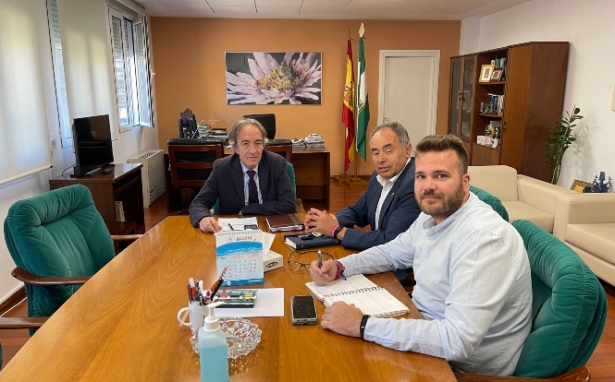 Imagen de la reunión con el delegado de Salud (AYTO. HUÉTOR VEGA)