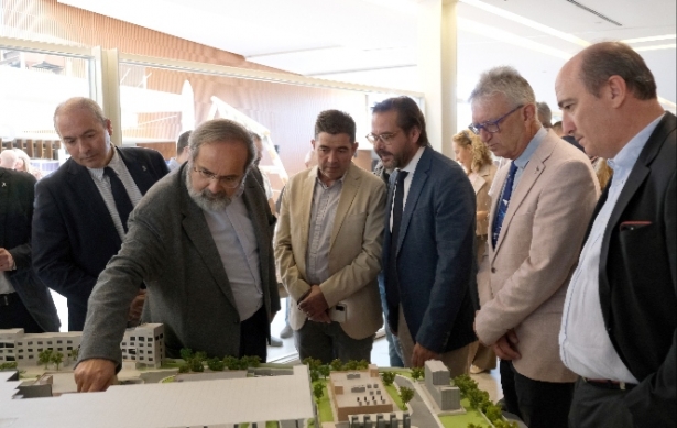 Ángel Ibarra en una explicación sobre la maqueta ante las autoridades asistentes a la inauguración (PARQUE DE LAS CIENCIAS) Ángel Ibarra en una explicación sobre la maqueta ante las autoridades asistentes a la inauguración (PARQUE DE LAS CIENCIAS)