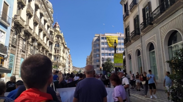 Manifestantes por las calles de Granada bajo el lema `Otra Europa es posible` (EUROPA PRESS)