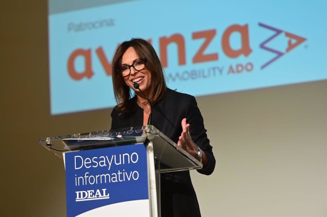 La consejera andaluza de Fomento, Articulación del Territorio y Vivienda, Rocío Díaz, en un desayuno informativa de Ideal. (JUNTA DE ANDALUCÍA)