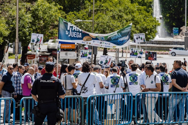 Manifestantes durante una concentración de la plataforma que agrupa a una docena de organizaciones de Policía y Guardia Civil (CARLOS LUJÁN/EUROPA PRESS)