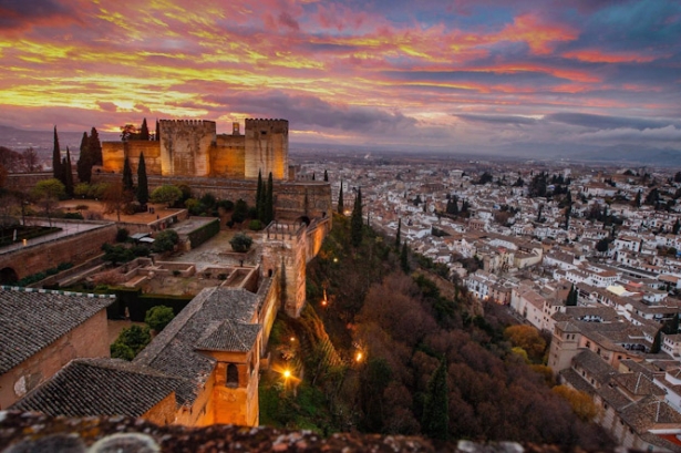 Granada con la Alhambra (PATRONATO DE LA ALHAMBRA Y EL GENERALIFE)