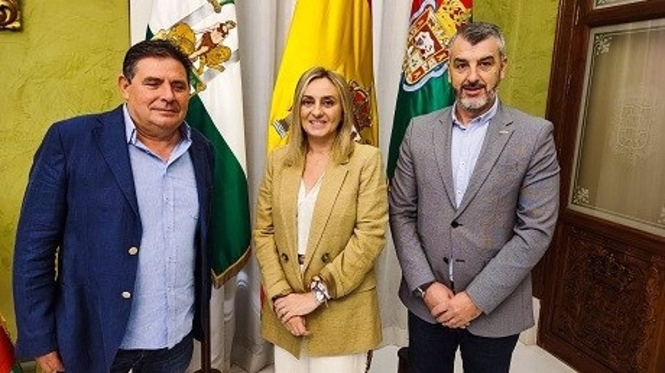 Luis Miguel Gutiérrez, a la izquierda en la imagen, y Oskar Martín, a la derecha, en su visita al Ayuntamiento de Granada, con la alcaldesa, Marifrán Carazo (UGT)