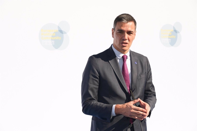 El presidente del Gobierno en funciones, Pedro Sánchez, atiende a los medios a su llegada al Palacio de Congresos (FRANCISCO J. OLMO / EUROPA PRESS)