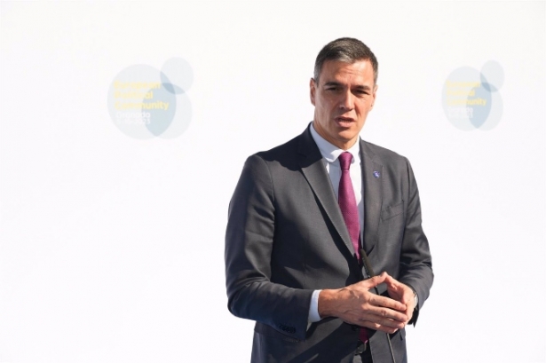 El presidente del Gobierno en funciones, Pedro Sánchez, atiende a los medios a su llegada al Palacio de Congresos (FRANCISCO J. OLMO / EUROPA PRESS)