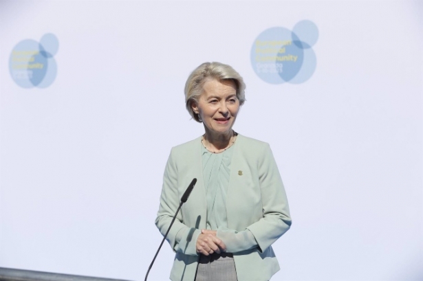La presidenta de la Comisión Europea, Ursula von der Leyen, atiende a los medios de comunicación a su llegada al Palacio de Congresos de Granada (ÁLEX CÁMARA / EUROPA PRESS)
