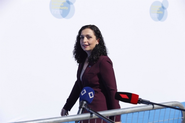 La presidenta de Kosovo, Vjosa Osmani-Sadriu, atiende a los medios de comunicación a su llegada al Palacio de Congresos (FRANCISCO J. OLMO / EUROPA PRESS)