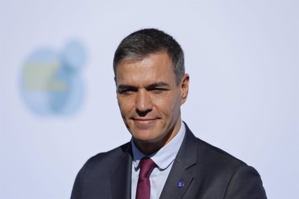 El presidente del Gobierno en funciones, Pedro Sánchez, atiende a los medios a su llegada al Palacio de Congresos (ÁLEX CÁMARA / EUROPA PRESS)