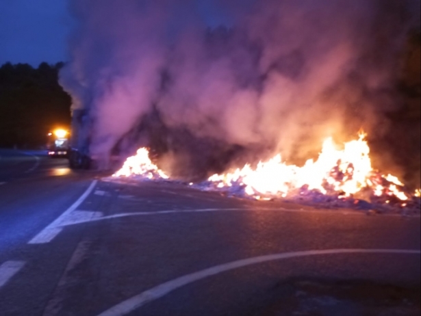 Incendio del camión (AYTO. ALMUÑÉCAR) Incendio del camión (AYTO. ALMUÑÉCAR)