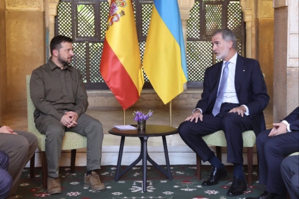 El Rey Felipe VI se reúne con el presidente de Ucrania, Volodimir Zelenski, en la Alhambra durante la cumbre de la Comunidad Política Europea (CASA S. M. EL REY) 