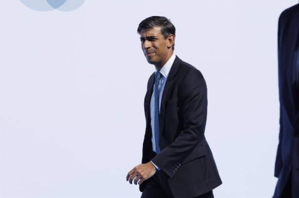 El primer ministro del Reino Unido, Rishi Sunak, a su llegada al Palacio de Congresos de Granada (ÁLEX CÁMARA /EUROPA PRESS) 