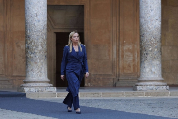 La primera ministra de Italia, Giorgia Meloni, a su llegada al Palacio de Carlos V (ÁLEX CÁMARA / EUROPA PRESS) 